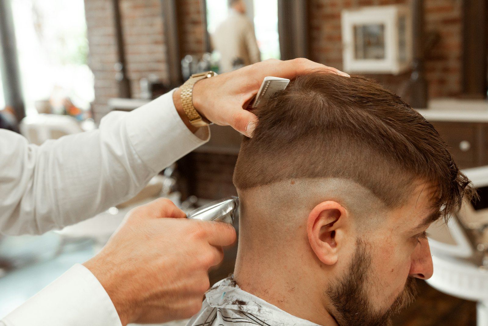 A skin fade being finished